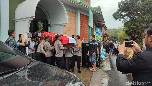 Prosesi pemakaman Briptu RF di Mijen, Semarang, Selasa (27/3/2023).