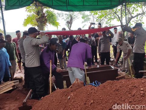 Prosesi pemakaman Briptu RF di Mijen, Semarang, Selasa (27/3/2023).