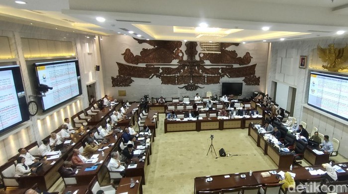 Rapar kerja Sri Mulyani bersama Komisi XI DPR, Senin (27/3/2023).