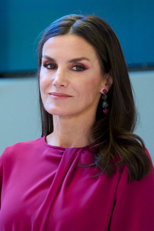 Ratu Letizia dari Spanyol dalam berbagai kesempatan tampil percaya diri dengan rambutnya yang beruban di beberapa bagian. Sang ratu memilih tidak mengecat rambut ubannya dengan warna rambutnya yang biasanya. Foto: Getty Images