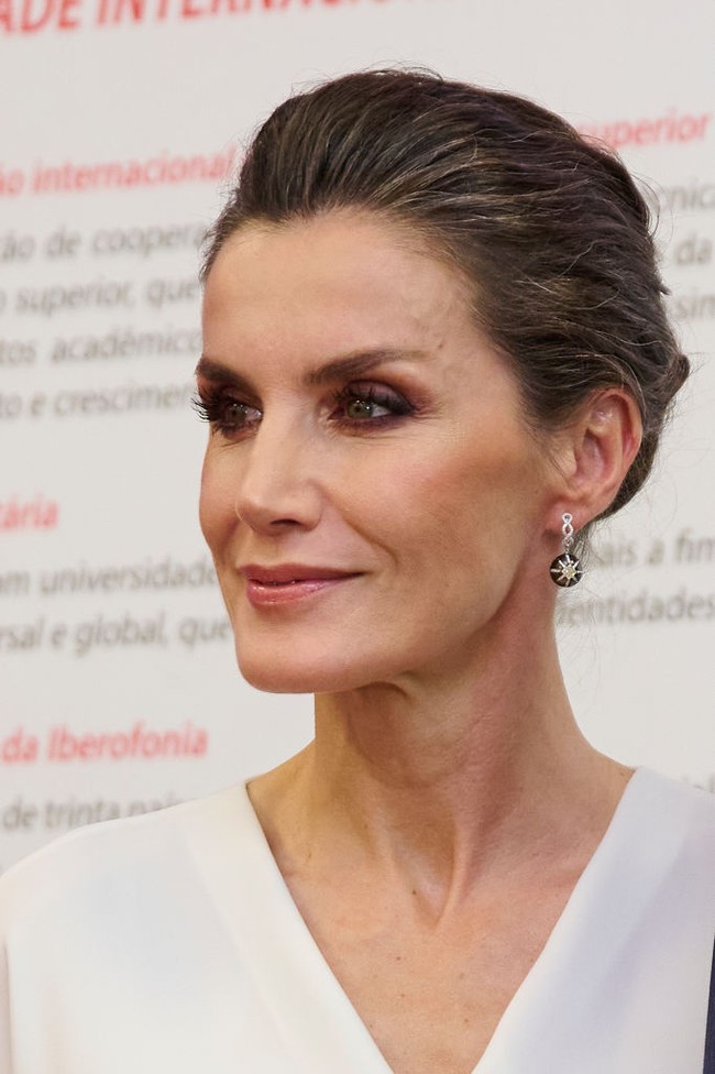 Sepanjang kemunculannya di publik sejak menjadi Ratu Spanyol pada 2014, Ratu Letizia kerap bergonta-ganti warna rambut mulai dari caramel hingga cokelat tua. Kali ini sang ratu memutuskan membiarkan rambut aslinya terlihat termasuk bagian yang sudah dihiasi uban. Foto: Getty Images/Carlos Alvarez