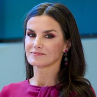 Ratu Letizia dari Spanyol dalam berbagai kesempatan tampil percaya diri dengan rambutnya yang beruban di beberapa bagian. Sang ratu memilih tidak mengecat rambut ubannya dengan warna rambutnya yang biasanya. Foto: Getty Images