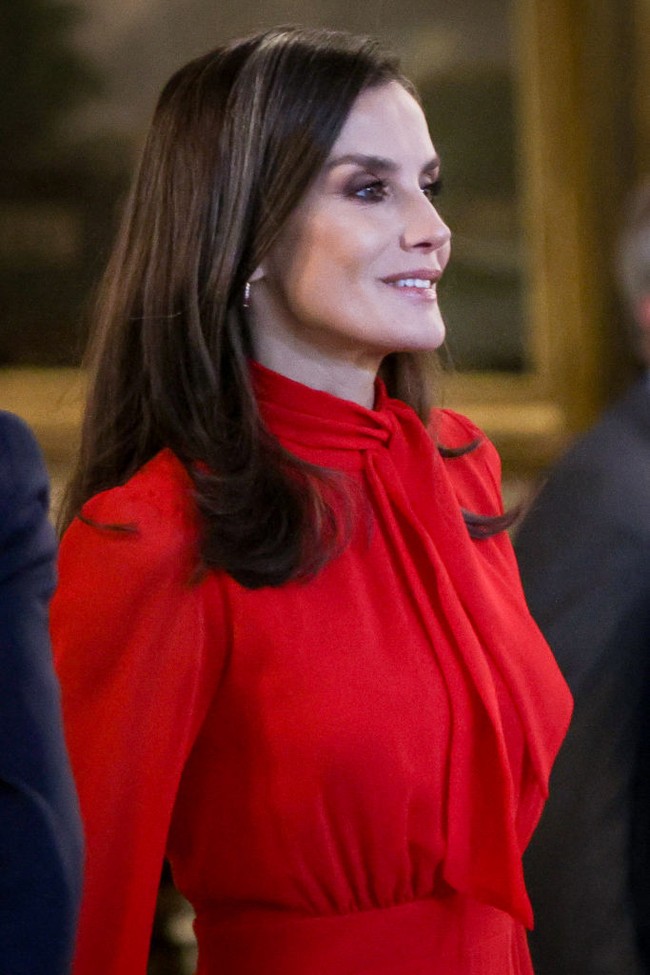 Dengan rambut beruban yang terlihat sedikit di antara rambut cokelatnya, Ratu Letizia tetap memesona saat menghadiri promosi duta besar baru Spanyol, 15 Maret 2023.  Foto: Getty Images