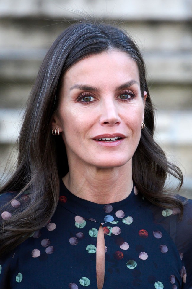 Rambut Ratu Letizia yang dibiarkan terekspos tak melunturkan pesona ratu Kerajaan Spanyol yang berulang tahun ke-50 pada September 2022. Foto: Getty Images
