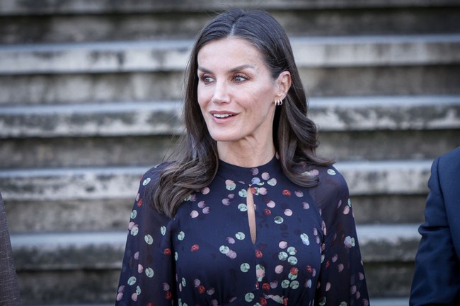 Mengunjungi pameran di Perpusatakaan Nasional Spanyol, 22 Maret 2023, Ratu Letizia percaya diri dengan rambut beruban yang terlihat di bagian depan.  Foto: Getty Images