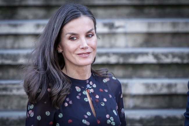 Sang ratu Spanyol tampil dengan shirt dress dari brand Massimo Dutti dan anting emas dengan detail berlian keluaran brand Gold&Roses. Foto: Getty Images