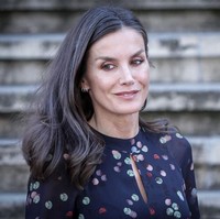 Sang ratu Spanyol tampil dengan shirt dress dari brand Massimo Dutti dan anting emas dengan detail berlian keluaran brand Gold&Roses. Foto: Getty Images