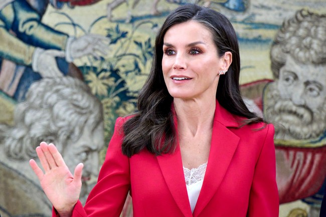 “Lockdown membuat Ratu Letizia terbiasa dengan warna rambut aslinya dan dia merasa lebih percaya diri,” demikian pendapat sang hairstylist soal gaya Ratu Letizia dengan rambut beruban. Foto: Getty Images