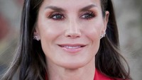 10 Pesona Ratu Letizia dari Spanyol yang Percaya Diri dengan Rambut Beruban