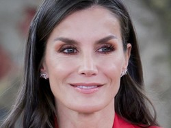 10 Pesona Ratu Letizia dari Spanyol yang Percaya Diri dengan Rambut Beruban