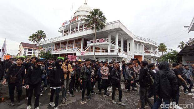 Ratusan mahasiswa sekolah tinggi manajemen informatika dan komputer (STIMIK) Tasikmalaya menggelar demonstrasi di kampusnya Jalan RE Martadinata Kecamatan Indihiang, Senin (27/3/2023).