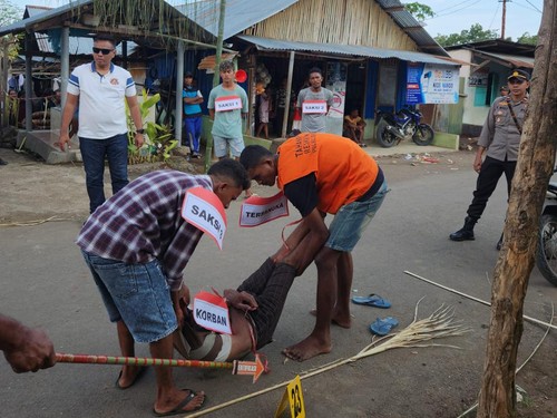 Rekontruksi penganiayaan oleh Silvester Keda alias Dovan yang menyebabkan Yoseph Kota meninggal dunia. (Foto: Istimewa)