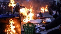 Aksi protes nasional terhadap reformasi pensiun yang diterapkan Presiden Prancis Emmanuel Macron berlangsung rusuh. AP Photo/Jean-Francois Badias.