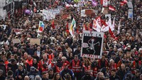 Massa aksi melakukan long march di Nantes. AP Photo/Jeremias Gonzalez.