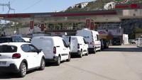 Antrean panjang pengendara mengantri untuk mengisi bahan bakar di SPBU TotalEnergies di pinggiran kota Marseille. Jeremy Suyker/Bloomberg via Getty Images.