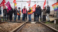 Massa aksi juga memblokir rel kereta api di Quimper, Prancis. Fred Tanneau/AFP via Getty Images.