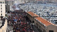 Massa aksi yang menentang perubahan sistem pensiun memenuhi jalan-jalan hingga mengganggu perjalanan, Jumat (24/3/2023). AFP/Nicolas Tucat.