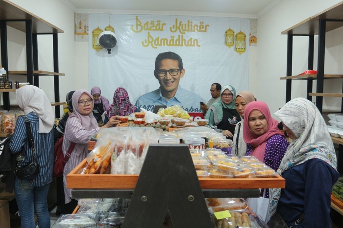 Relawan Sandiaga Gelar Bazar Kuliner Ramadan-Bagi Takjil Gratis