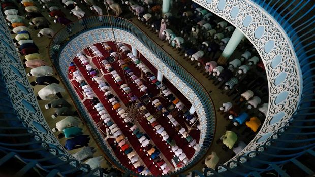 Muslims attend Friday prayer on the first day of Ramadan at Baitul Mukarram National Mosque in Dhaka, Bangladesh, March 24, 2023. REUTERS/Mohammad Ponir Hossain TPX IMAGES OF THE DAY