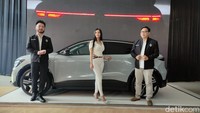 Renault Megane E-Tech menggunakan motor listrik yang bisa menghasilkan tenaga hingga 220 dk. Mobil bisa melesat dari nol ke 100 kpj hanya dalam waktu 7,5 detik. Sedangkan baterainya punya jangkauan hingga 450 kilometer. Foto: Septian Farhan Nurhuda/detik.com