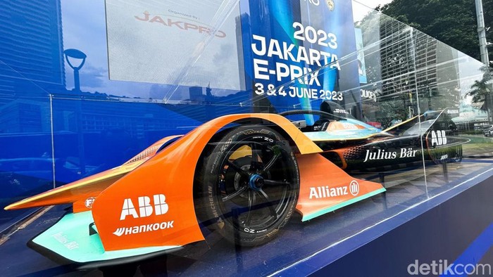 Replika mobil balap listrik Formula E dipamerkan di Bundaran HI, Jakarta, Senin (27/3/2023). Pameran replika mobil tersebut sebagai promosi menjelang diadakannya balap Formula E di Jakarta International E-Prix Circuit (JIEC), Ancol, Jakarta Utara pada 3-4 Juni mendatang.