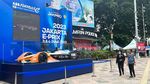 Replika Mobil Formula E Mejeng di Kawasan Bundaran HI
