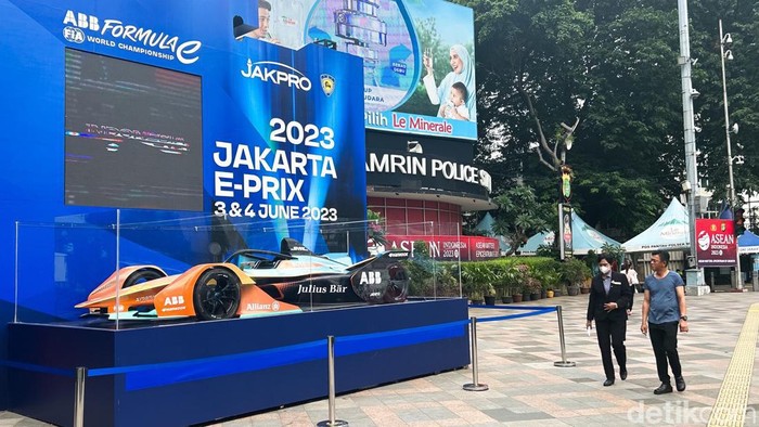 Replika mobil balap listrik Formula E dipamerkan di Bundaran HI, Jakarta, Senin (27/3/2023). Pameran replika mobil tersebut sebagai promosi menjelang diadakannya balap Formula E di Jakarta International E-Prix Circuit (JIEC), Ancol, Jakarta Utara pada 3-4 Juni mendatang.