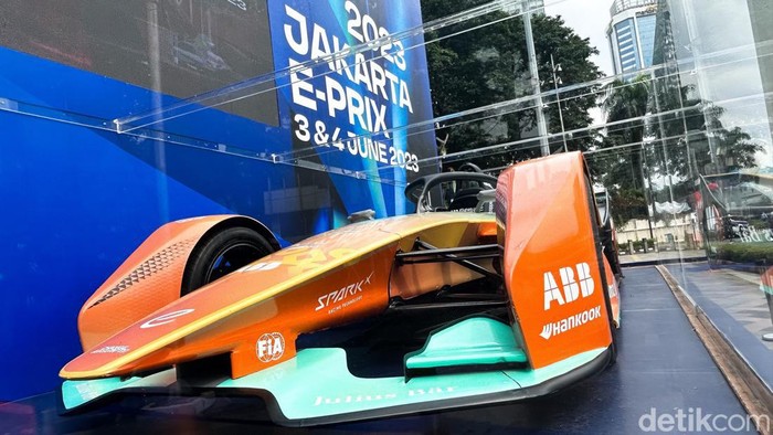 Replika mobil balap listrik Formula E dipamerkan di Bundaran HI, Jakarta, Senin (27/3/2023). Pameran replika mobil tersebut sebagai promosi menjelang diadakannya balap Formula E di Jakarta International E-Prix Circuit (JIEC), Ancol, Jakarta Utara pada 3-4 Juni mendatang.