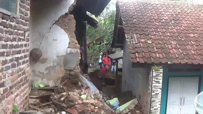Rumah Ade Tata rusak akibat tertimpa TPT yang ambrol di Wado, Sumedang