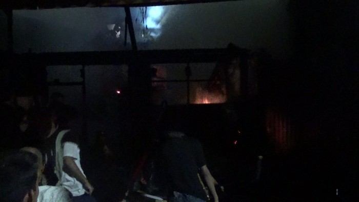 Rumah Mebel di Makassar, Sulawesi Selatan terbakar.