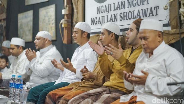 Safari Ramadhan Habib Muhammad Assegaff di warung kopi Surabaya