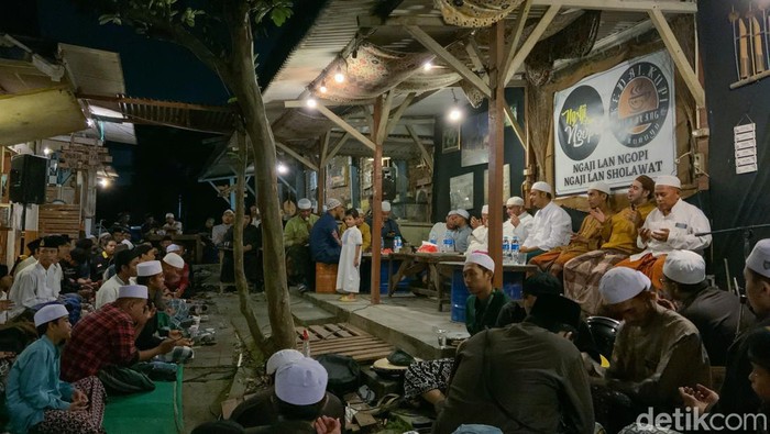 Safari Ramadhan Habib Muhammad Assegaff di warung kopi Surabaya
