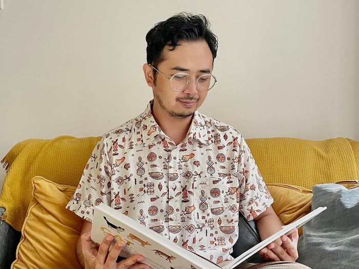 Ilustrator sekaligus seniman ternama Sarkodit belum lama ini mengeluarkan karya terbaru. Ia berkolaborasi dengan brand fashion lokal, Dust.