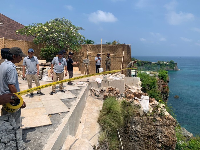 Satpol PP Badung dan instansi terkait memasang garis kuning di dua vila di kawasan tebing Balangan, Kuta Selatan, Kabupaten Badung, Bali, Senin (27/3/2023).