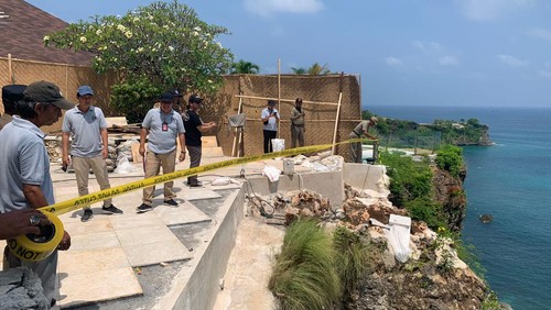 Satpol PP Badung dan instansi terkait memasang garis kuning di dua vila di kawasan tebing Balangan, Kuta Selatan, Kabupaten Badung, Bali, Senin (27/3/2023).