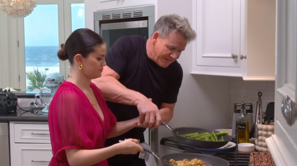 Masak Steak Bareng Gordon Ramsay, Selena Gomez Seolah di MasterChef