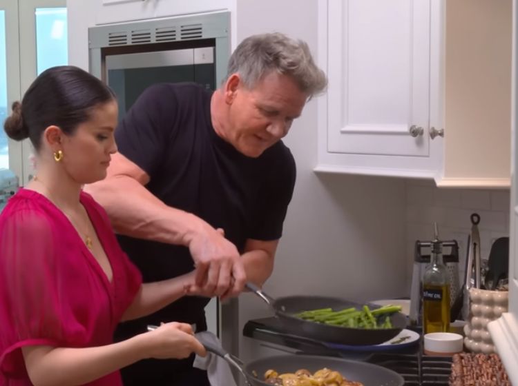 Masak Steak Bareng Gordon Ramsay, Selena Gomez Seolah di MasterChef