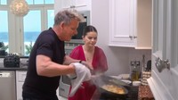 Gordon Ramsay juga mengajarkan Selena untuk mengaduk sayuran secara profesional. Wajannya langsung digoyangkan tanpa bantuan spatula. Foto: YouTube/Light
