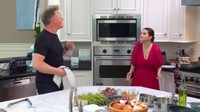 Perdebatan antara keduanya tidak bisa dihindari. Selena Gomez yang kebingungan ditambah dengan Gordon Ramsay yang tak sabar memberi perintah. Foto: YouTube/Light