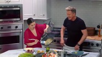 Selena Gomez dikenal sebagai penyanyi sekaligus mantan aktris cilik. Dirinya kini sedang menekuni dunia memasak melalui konten memasak bersama chef. Foto: YouTube/Light