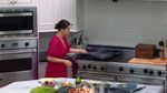 Masak Steak Bareng Gordon Ramsay, Selena Gomez Seolah di MasterChef