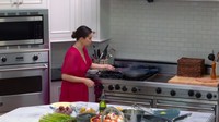 Pada salah satu episodenya, ia menghadirkan chef Gordon Ramsay yang terkenal galak. Selena diajarkan untuk memasak steak layaknya di restoran. Foto: YouTube/Light