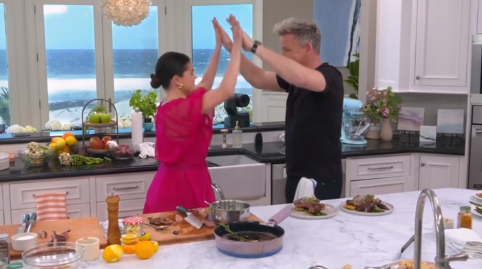 Selena Gomez masak bareng Gordon Ramsay Masak Steak Bareng Gordon Ramsay, Selena Gomez Seolah di MasterChef