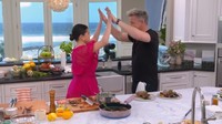 Ternyata hasilnya cukup memuaskan Gordon Ramsay dan Selena Gomez. Setelah semua masakan selesai, keduanya saling memuji satu sama lain. Foto: YouTube/Light