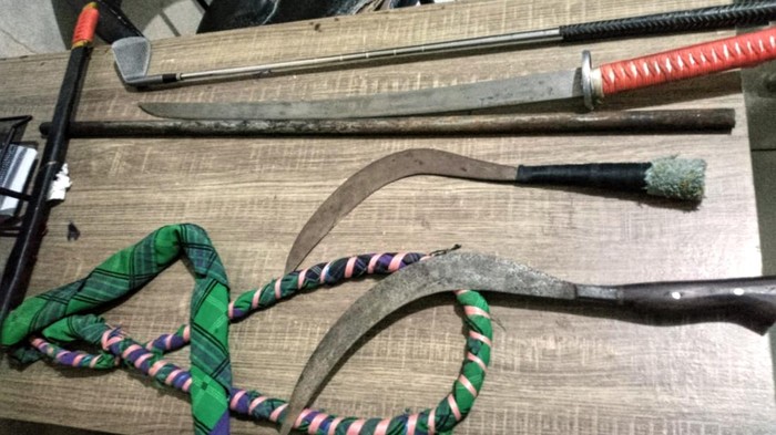 Senjata yang diamankan dari pelaku perang sarung di Cibadak, Kabupaten Sukabumi