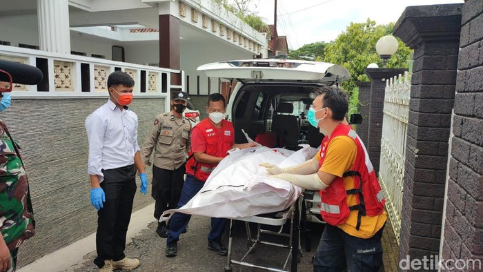 Seorang Lansia bernama Andulloh (70), ditemukan tewas di sebuah rumah yang ditumpanginya di Lingkungan Sikuraja, Kelurahan Linggasari, Kabupaten Ciamis, Jawa Barat, Senin (27/3/3/2023)