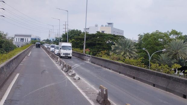 Separator jalan pecah di flyover Pesing, Jakarta Barat, kini telah dibersihkan.