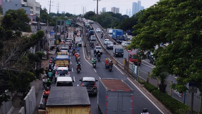 Separator jalan pecah di flyover Pesing, Jakarta Barat, kini telah dibersihkan.