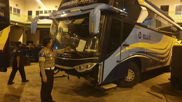 Separator jalan pecah di flyover Pesing, Jakarta Barat, ternyata ditabrak bus.