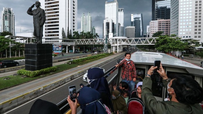 Sejumlah warga menikmati pemandangan kota Jakarta dengan menumpang bus tingkat wisata Transjakarta saat menunggu waktu berbuka puasa (ngabuburit) di Jakarta, Minggu (26/3/2023). Berkeliling jalanan Ibukota dengan bus tingkat tersebut menjadi salah satu alternatif bagi warga untuk menghabiskan waktu menjelang berbuka puasa. ANTARA FOTO/Prabanndaru Wahyuaji/nz